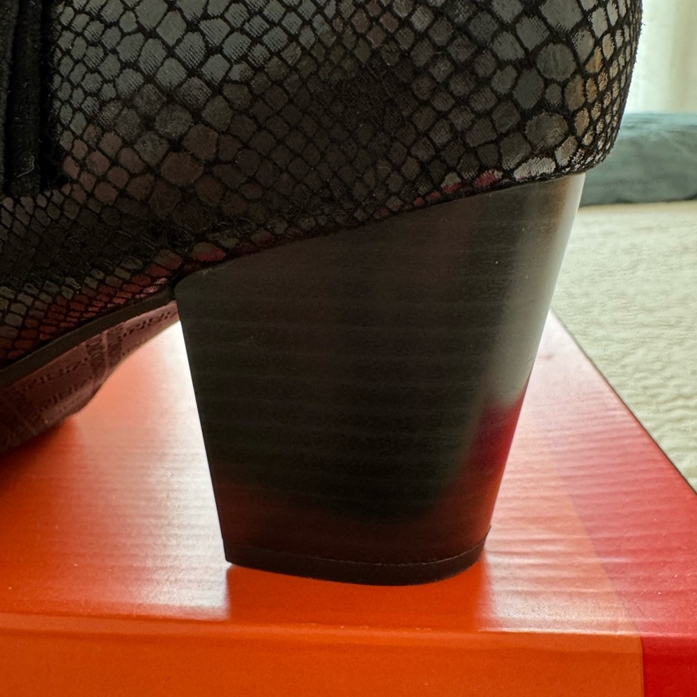 Vionic Anne black suede/snake bootie w/tassel zip 9.5W like new/worn only once - Picture 5 of 11